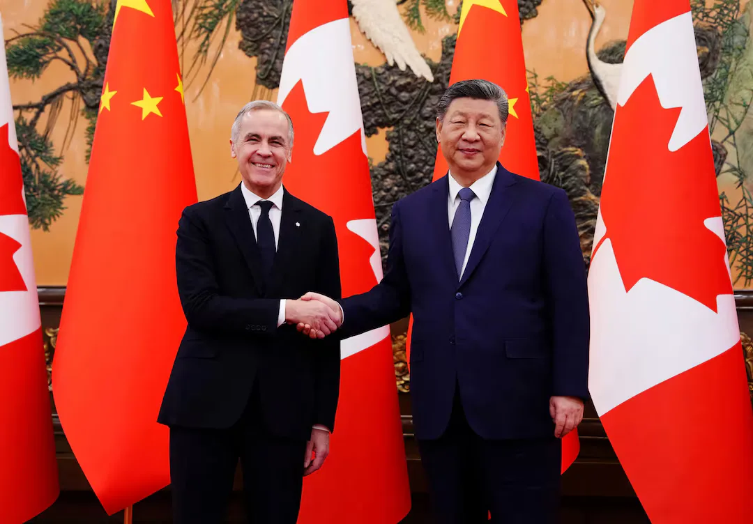 Mark Carney și liderul chinez se strâng mâna în fața steagurilor naționale.