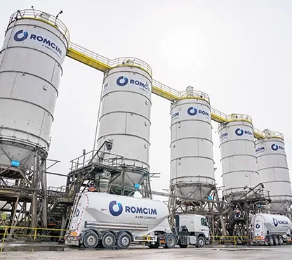 Stații de producție Romcim pentru beton, simbol al expansiunii pe piața construcțiilor.