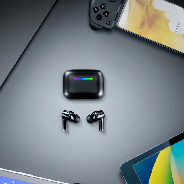 Căști wireless HAMMERHEAD V3 HYPERSPEED alături de dispozitive moderne.