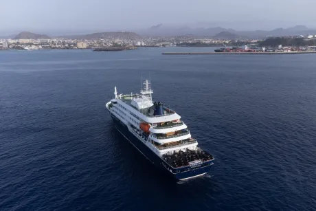 Nava MV Hondius navigând în apropierea insulei Tenerife, în contextul repatrierii pasagerilor.
