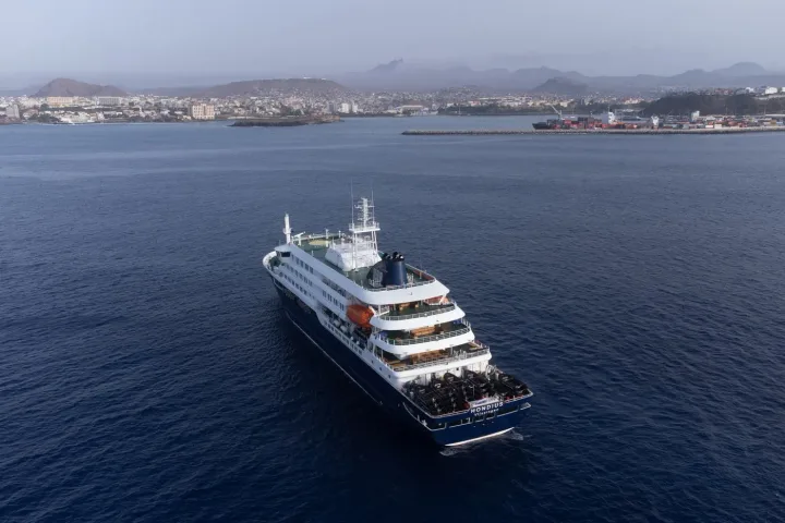 Nava MV Hondius navigând în apropierea insulei Tenerife, în contextul repatrierii pasagerilor.
