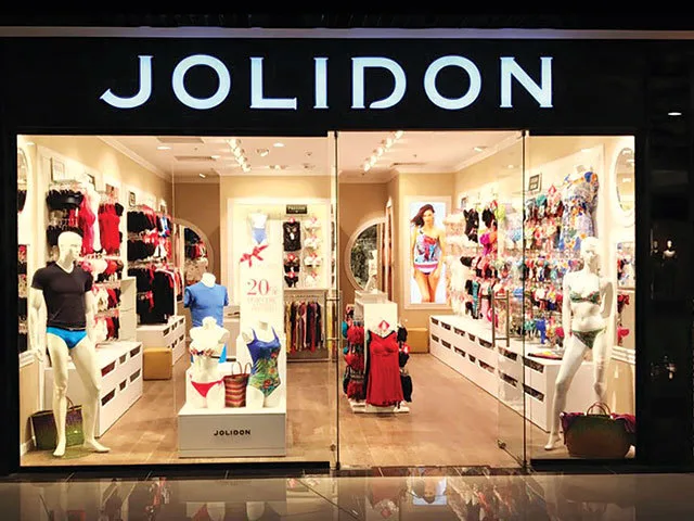 Magazin Jolidon cu lenjerie intimă expusă pe rafturi și manechine.