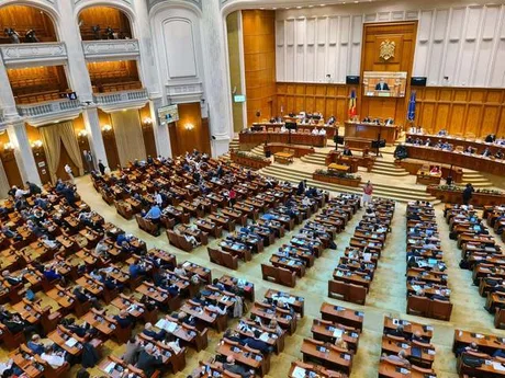 Sesiune parlamentară cu mulți reprezentanți ai partidelor politice.