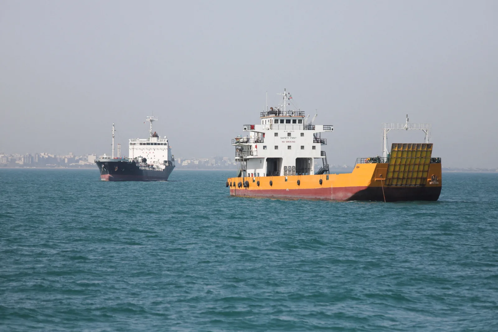 Cargouri navigând în apropierea coastelor Doha, în contextul tensiunilor maritime.