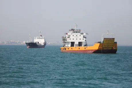 Cargouri navigând în apropierea coastelor Doha, în contextul tensiunilor maritime.