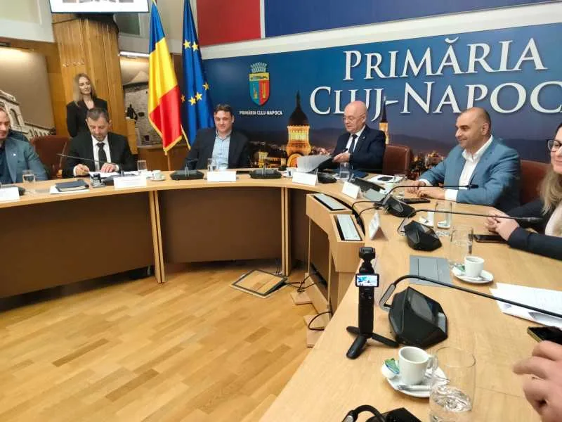 Semnarea contractului pentru trenul metropolitan la Primăria Cluj-Napoca.