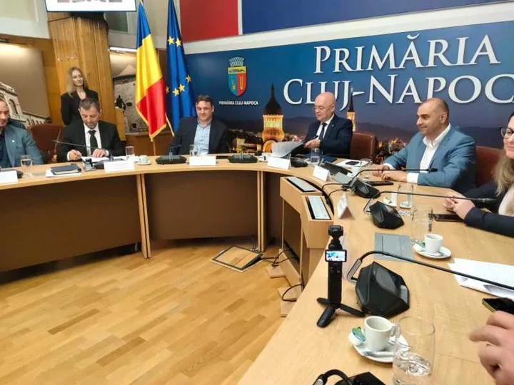 Semnarea contractului pentru trenul metropolitan la Primăria Cluj-Napoca.