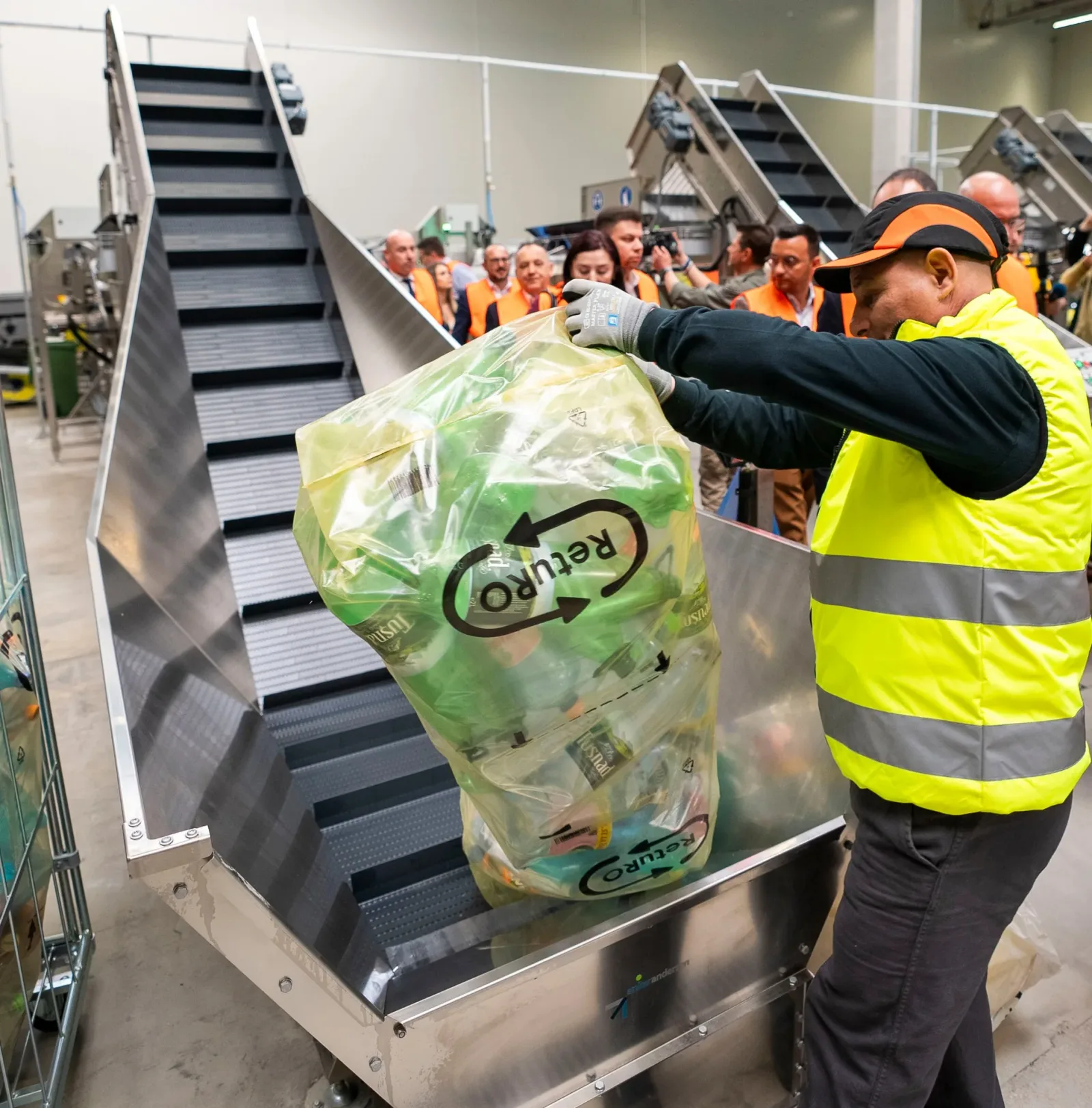Un angajat sortează ambalaje pentru reciclare în România.