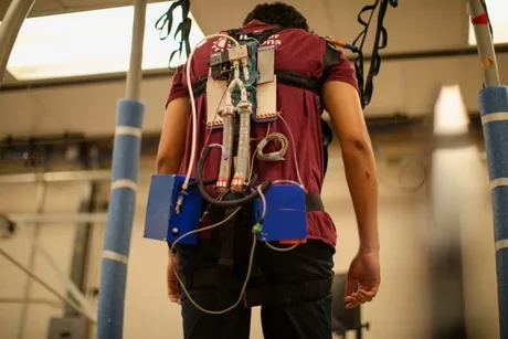 Un robot echipat cu mușchi artificial HARP, pregătit pentru teste avansate.