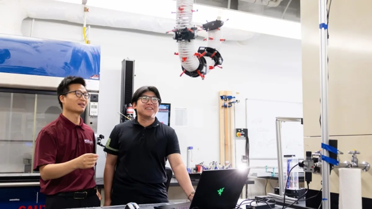 Cercetători observând un mușchi artificial în laboratorul Universității de Stat din Arizona.