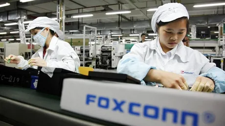 Angajați Foxconn lucrând la asamblarea componentelor pentru servere Apple.