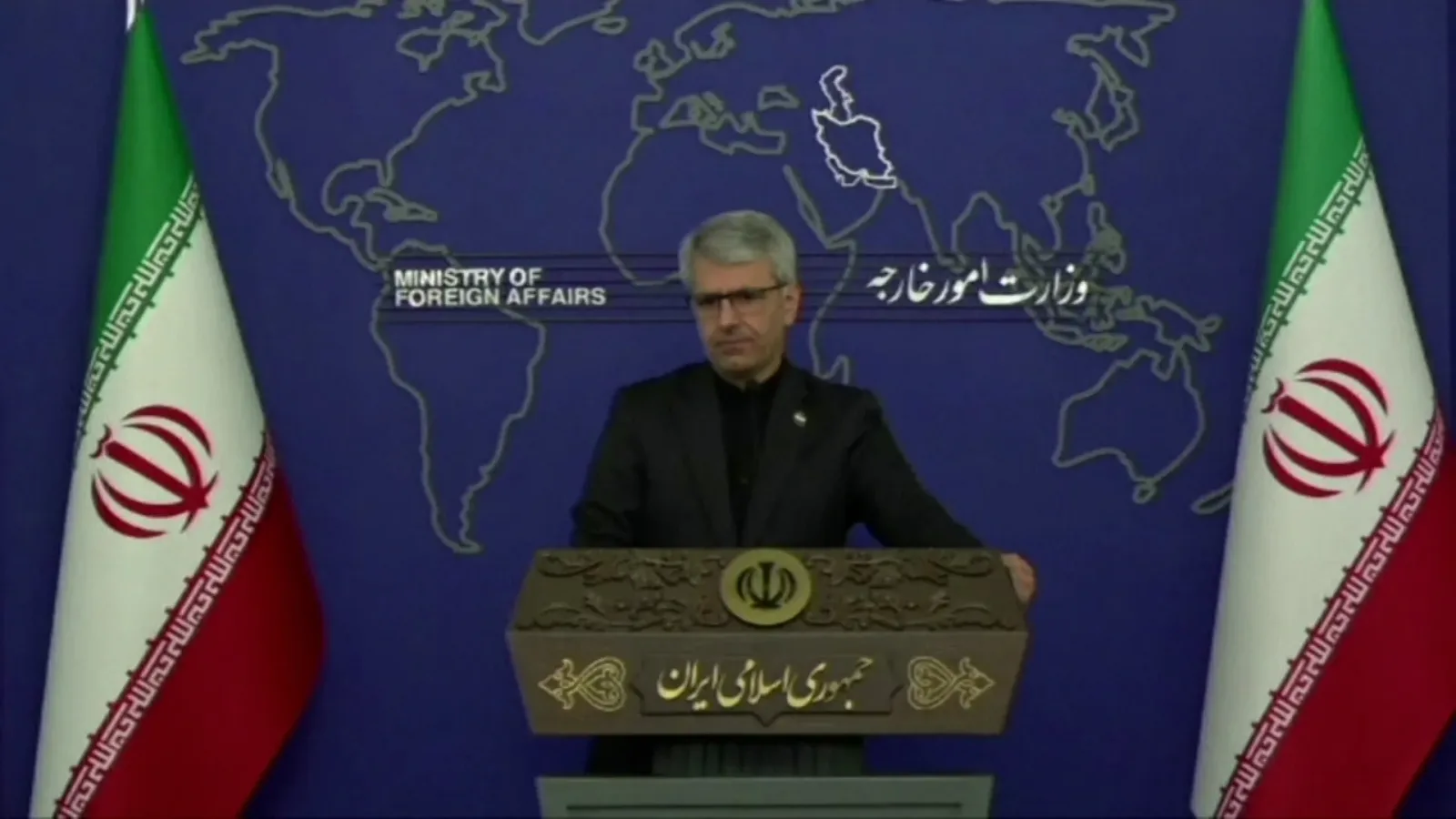 Purtătorul de cuvânt al Ministerului de Externe iranian la o conferință de presă.