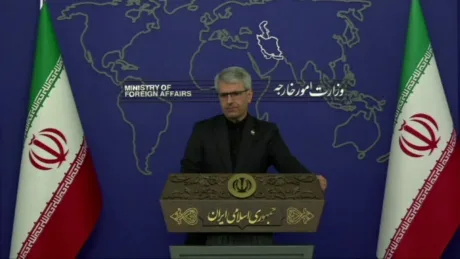 Purtătorul de cuvânt al Ministerului de Externe iranian la o conferință de presă.