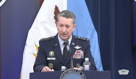 Generalul Dan Caine discutând despre blocada navală impusă Iranului.