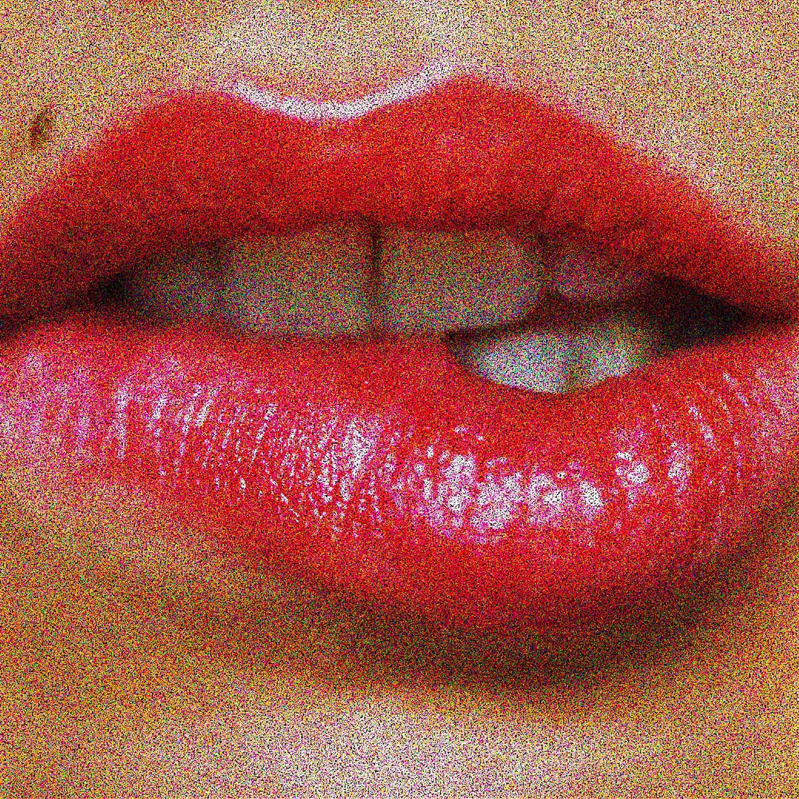 Buze roșii strălucitoare, evidențiind un machiaj atrăgător.