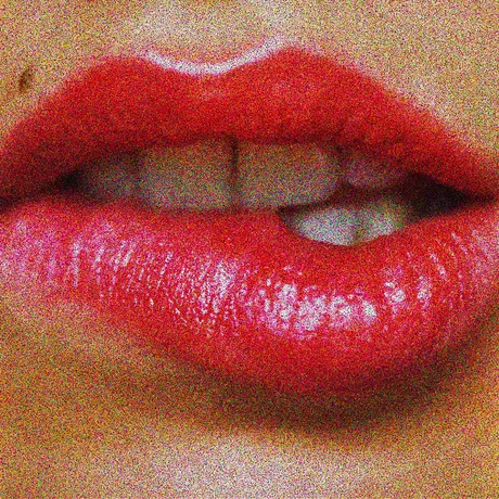 Buze roșii strălucitoare, evidențiind un machiaj atrăgător.