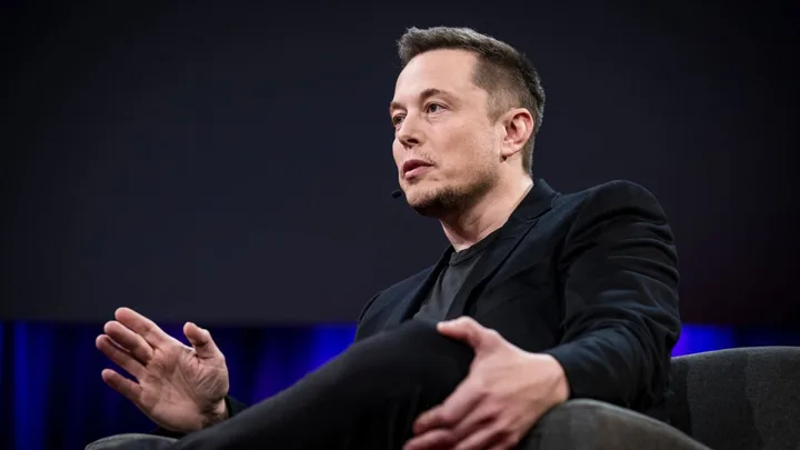 Elon Musk discutând despre proiectul Terafab pentru cipuri AI în SUA.