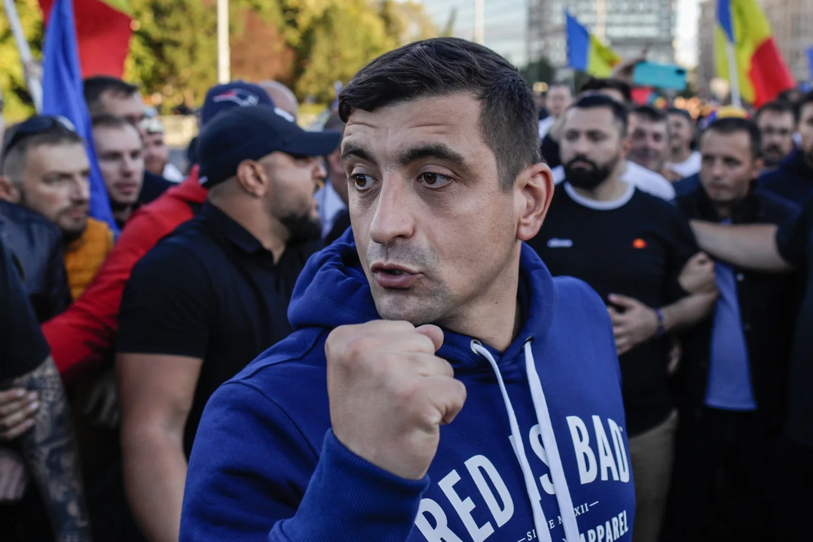 Protestatari susțin unirea Republicii Moldova cu România în fața Parlamentului.