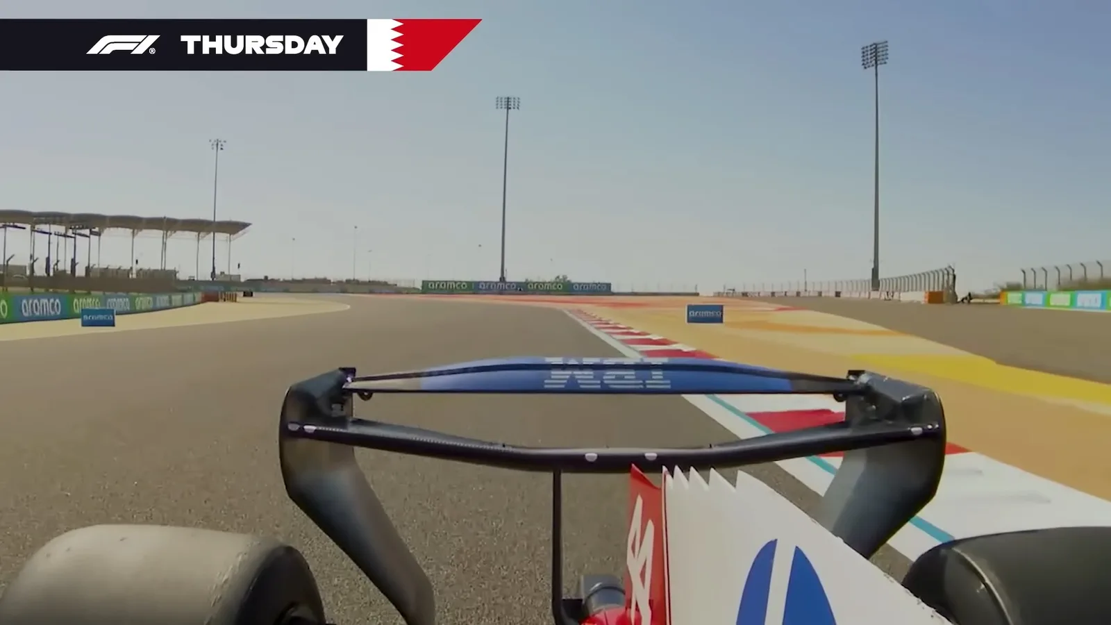 Ferrari SF-26 cu aripă spate rotativă pe circuitul din Bahrain.