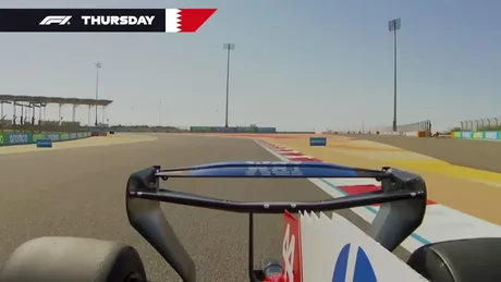 Ferrari SF-26 cu aripă spate rotativă pe circuitul din Bahrain.