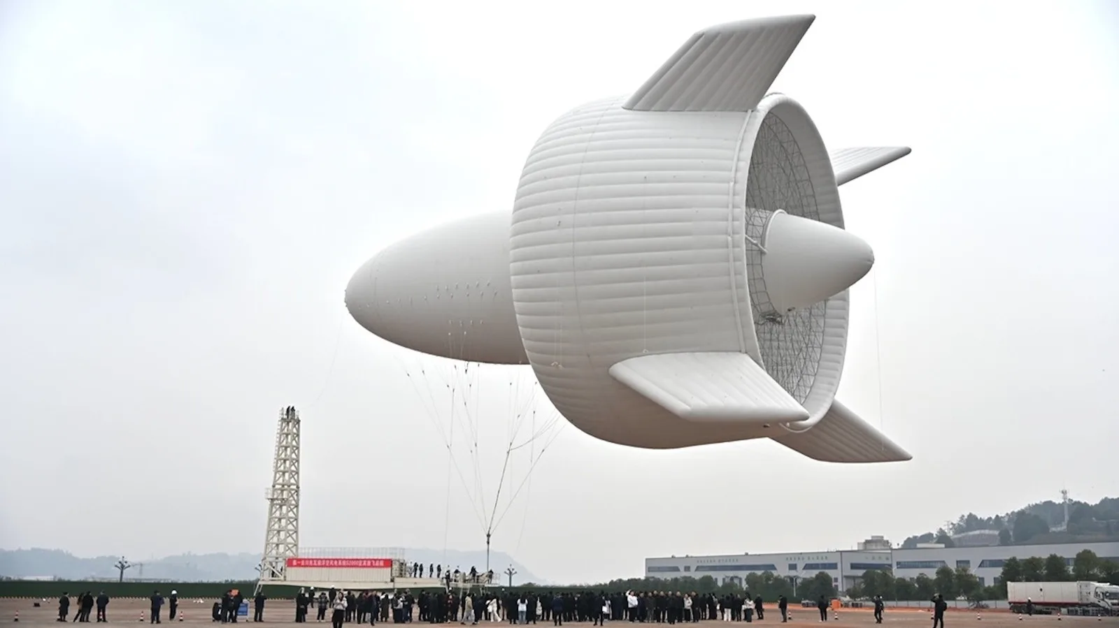 Prototipul turbinei eoliene SAWES S2000 la înălțime, cu aerostat și echipamente de generare a energiei.