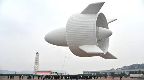 Prototipul turbinei eoliene SAWES S2000 la înălțime, cu aerostat și echipamente de generare a energiei.