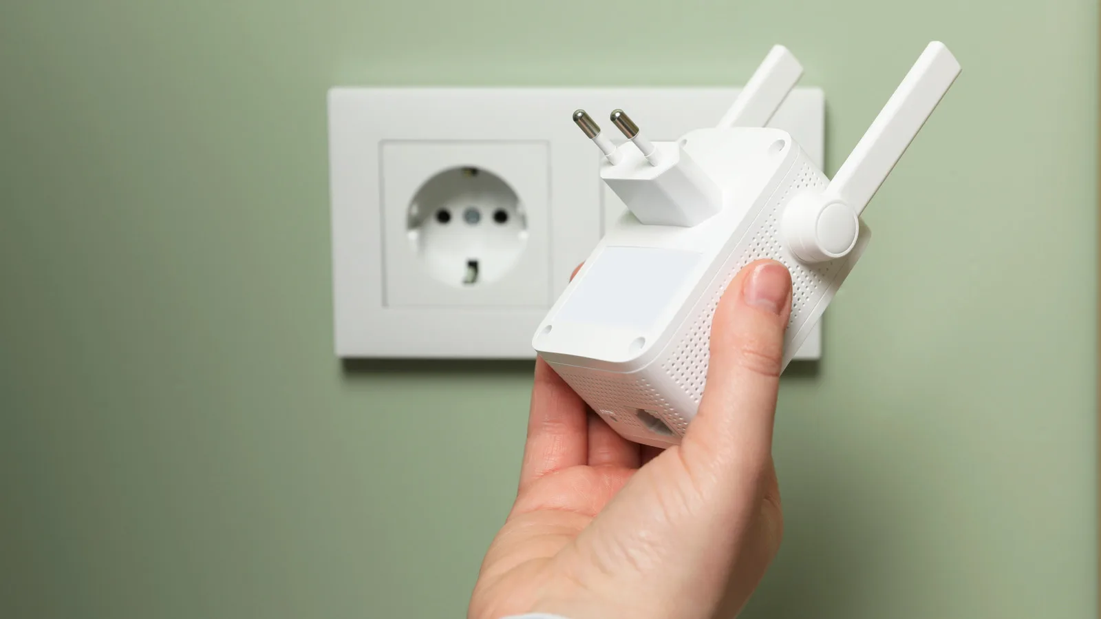 Dispozitiv Wi-Fi pregătit pentru instalare într-o priză electrică.