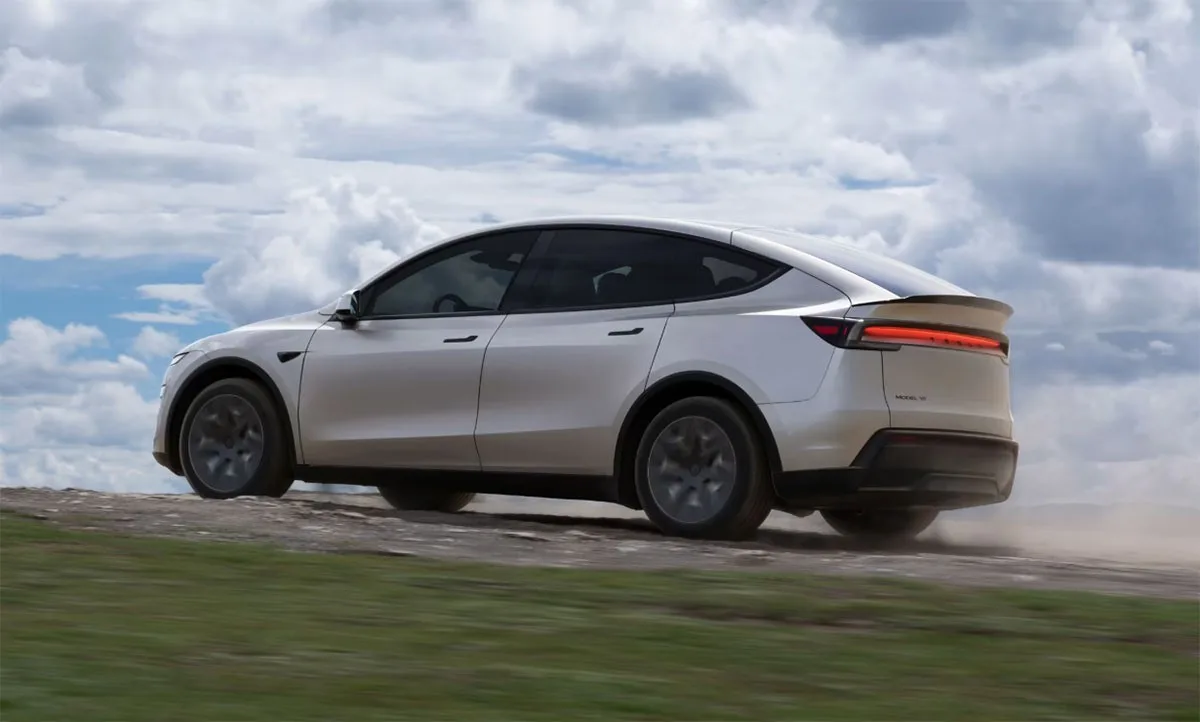 Tesla Model Y L pe un teren accidentat, pregătiri pentru lansare globală.