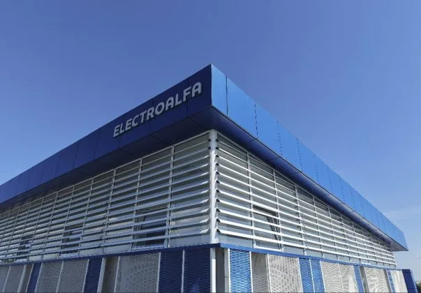 Clădire modernă a companiei Electro-Alfa International sub un cer senin.