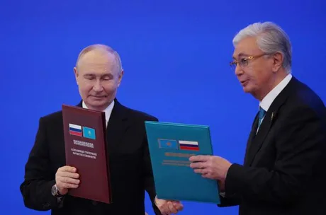 Semnarea acordului pentru construcția centralei nucleare în Kazahstan.