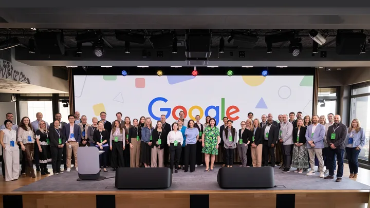 Participanți la summitul Grow with Google despre integrarea AI în companii Fortune 500.