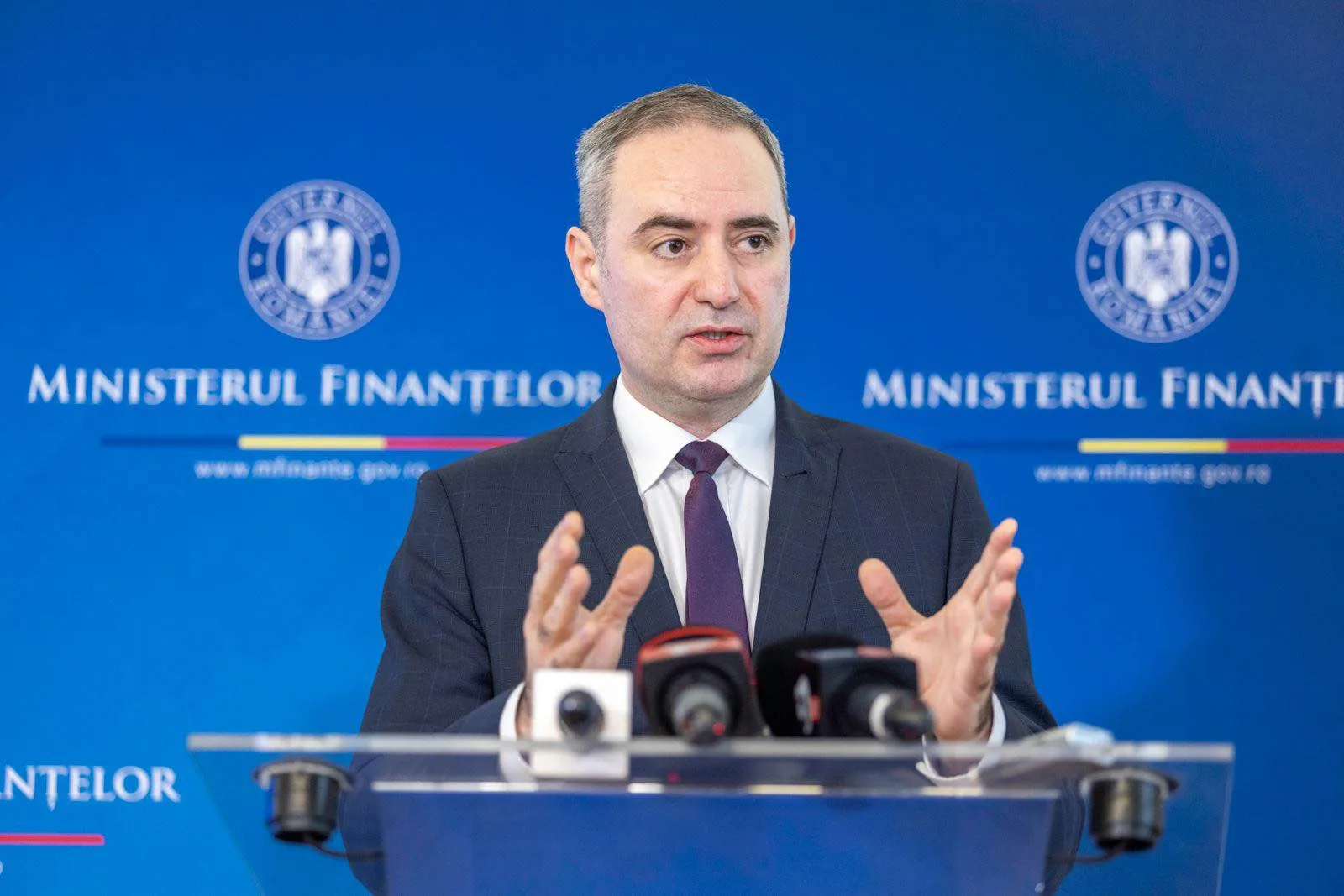 Discuții despre deficitul bugetar și pachetele legislative în coaliția guvernamentală.