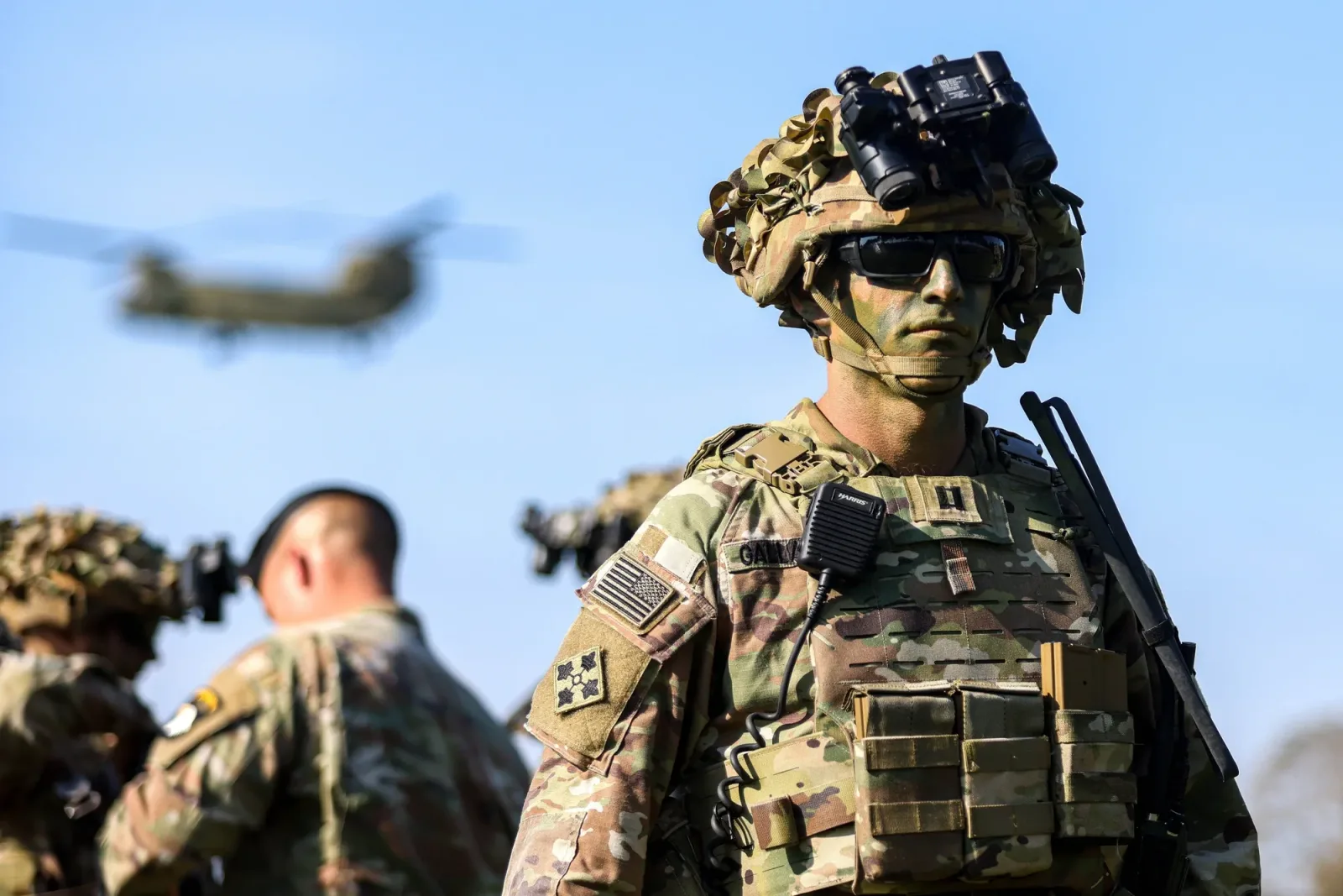 Soldați americani în timpul unui exercițiu militar, pregătiți pentru acțiune.