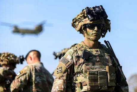 Soldați americani în timpul unui exercițiu militar, pregătiți pentru acțiune.