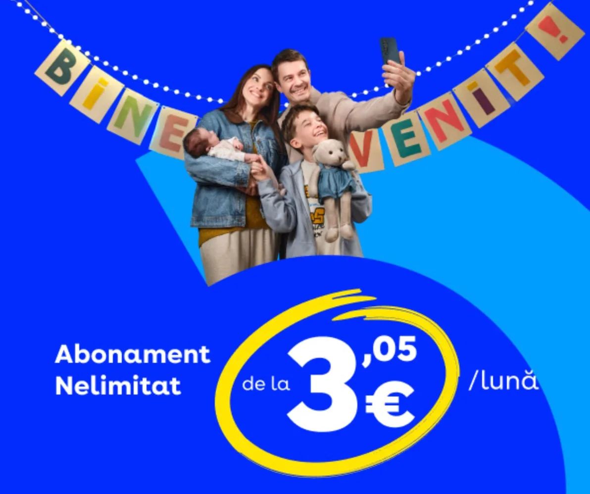 Familie zâmbitoare făcând un selfie sub un banner de bun venit.