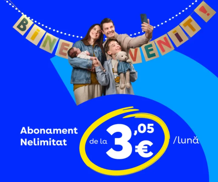 Familie zâmbitoare făcând un selfie sub un banner de bun venit.