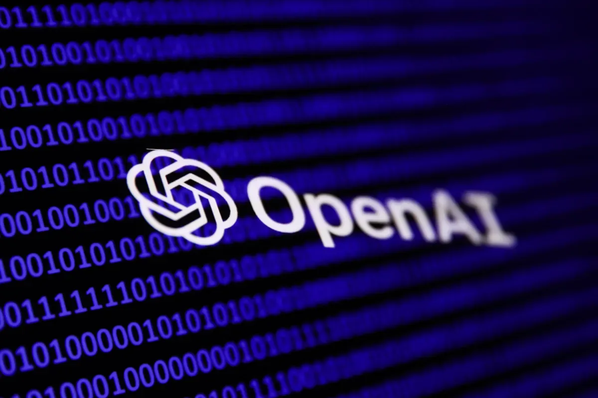 Logo-ul OpenAI pe un fundal albastru, simbolizând inovația în tehnologie.