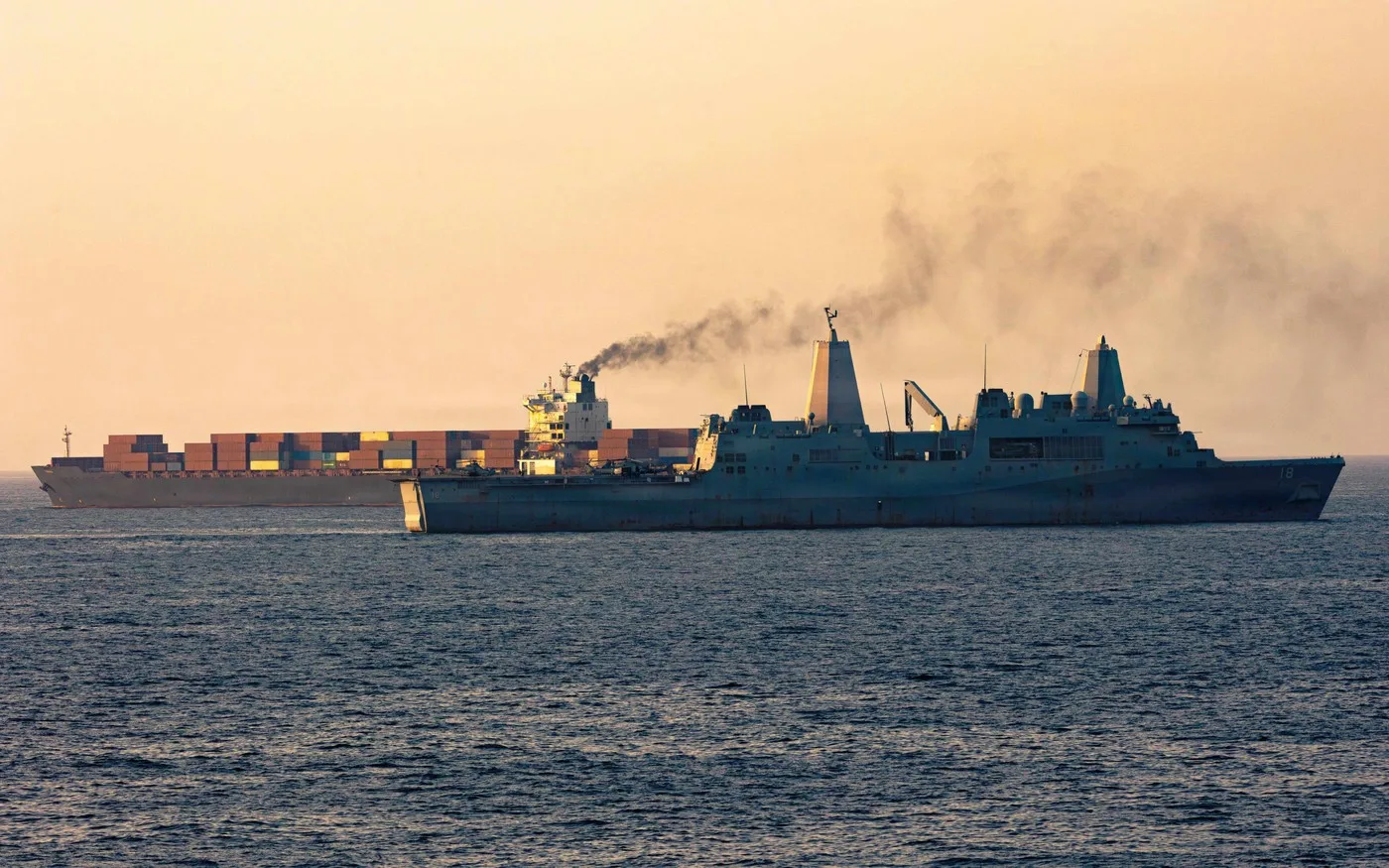 Nave comerciale navigând pe mare în contextul tensiunilor internaționale.