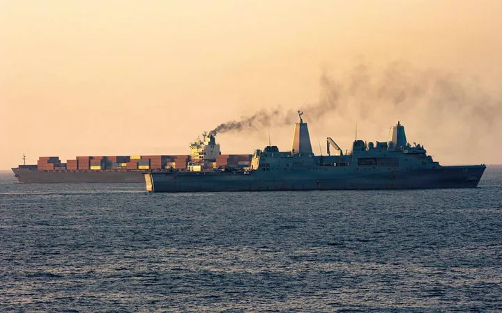 Nave comerciale navigând pe mare în contextul tensiunilor internaționale.