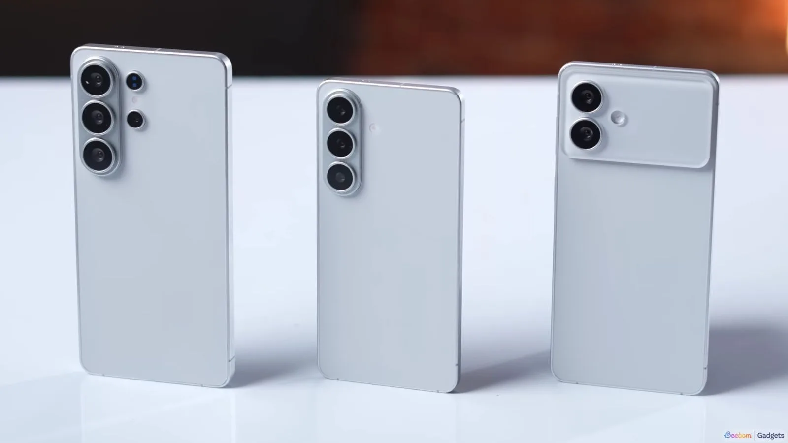 Modele de smartphone Galaxy S26 prezentate din spate, cu un design elegant.