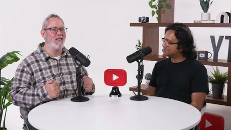 Discuție despre dublarea automată pe YouTube și impactul acesteia.