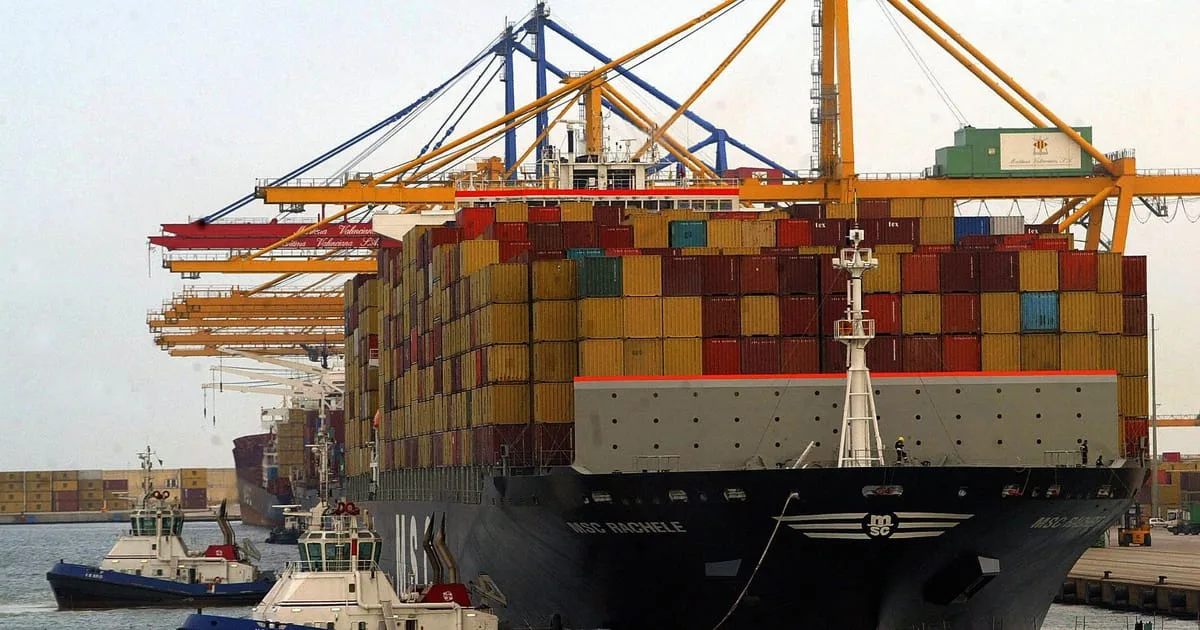 Port maritim cu containere colorate și nave de marfă.
