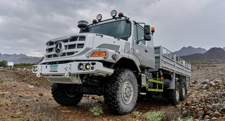 Camion militar pe teren accidentat, pregătit pentru misiuni speciale.
