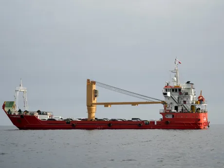 Nava de transport maritim navigând pe ape calme, în contextul riscurilor din strâmtoarea Hormuz.