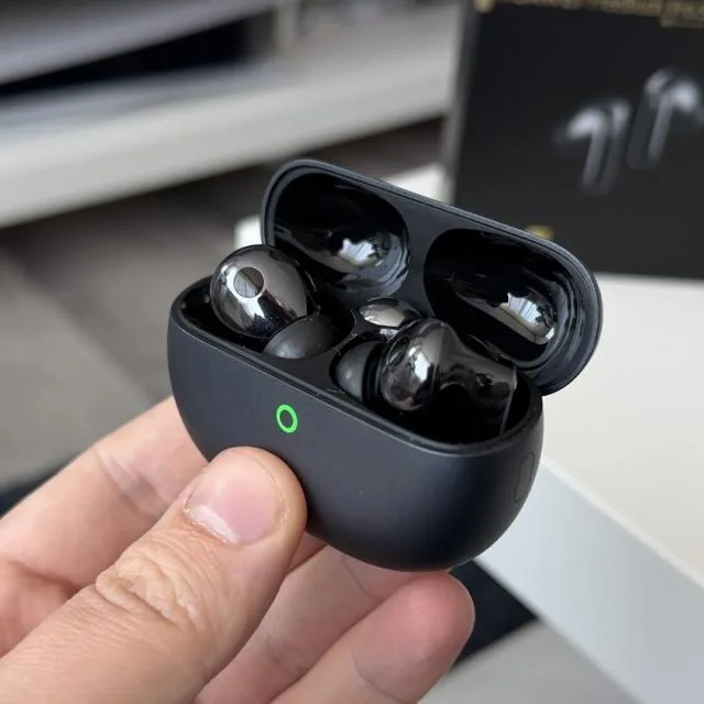 Căști wireless FreeBuds Pro 5 într-o carcasă elegantă, pregătite pentru utilizare.