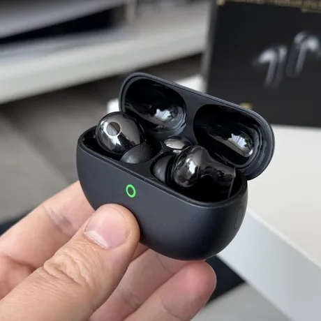 Căști wireless FreeBuds Pro 5 într-o carcasă elegantă, pregătite pentru utilizare.