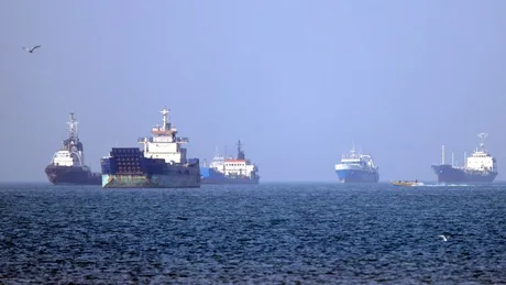 Nave comerciale navigând prin Strâmtoarea Hormuz în condiții de ceață.
