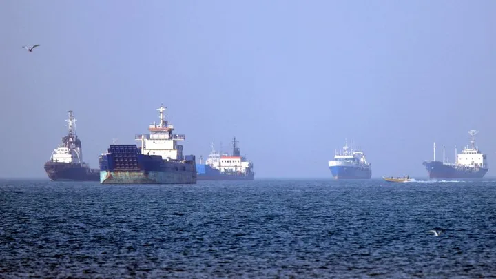 Nave comerciale navigând prin Strâmtoarea Hormuz în condiții de ceață.