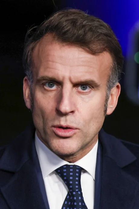 Emmanuel Macron discută despre strategia nucleară a Franței.