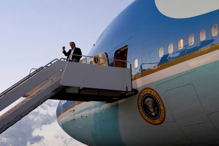 Avionul Boeing 747 pregătit pentru a deveni Air Force One temporar.